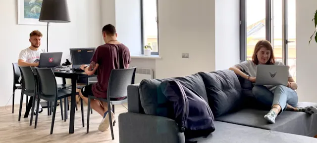 Conoce los beneficios de compartir piso con personas afines