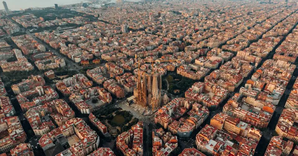 Guía Completa 2025: Alquiler de Habitaciones y Vida en Coliving en Barcelona