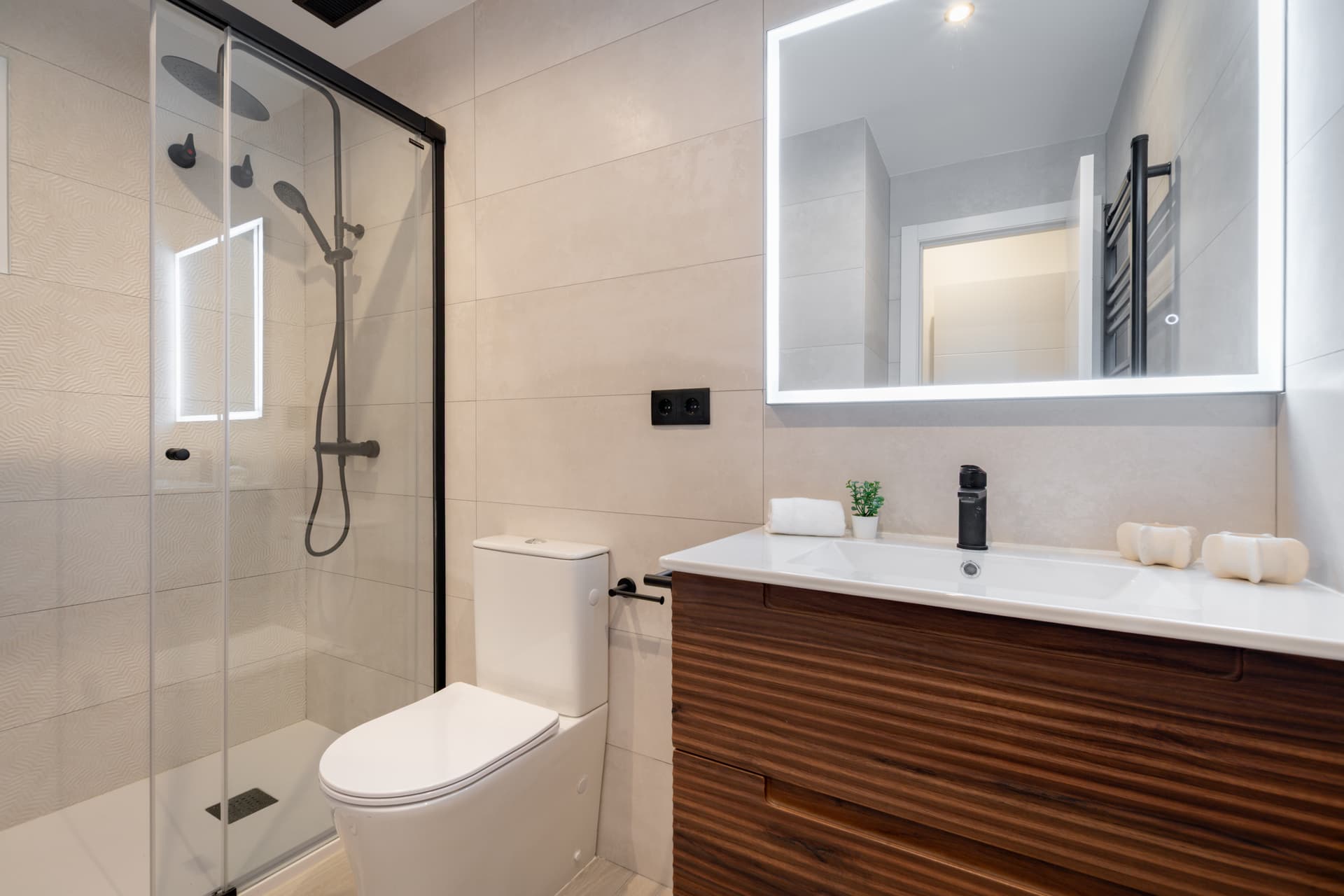 CBENI28 - H1 Private Bathroom