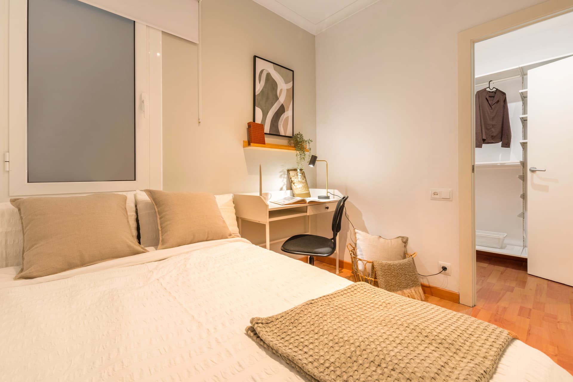 NUM20 - H2 WALKING CLOSET