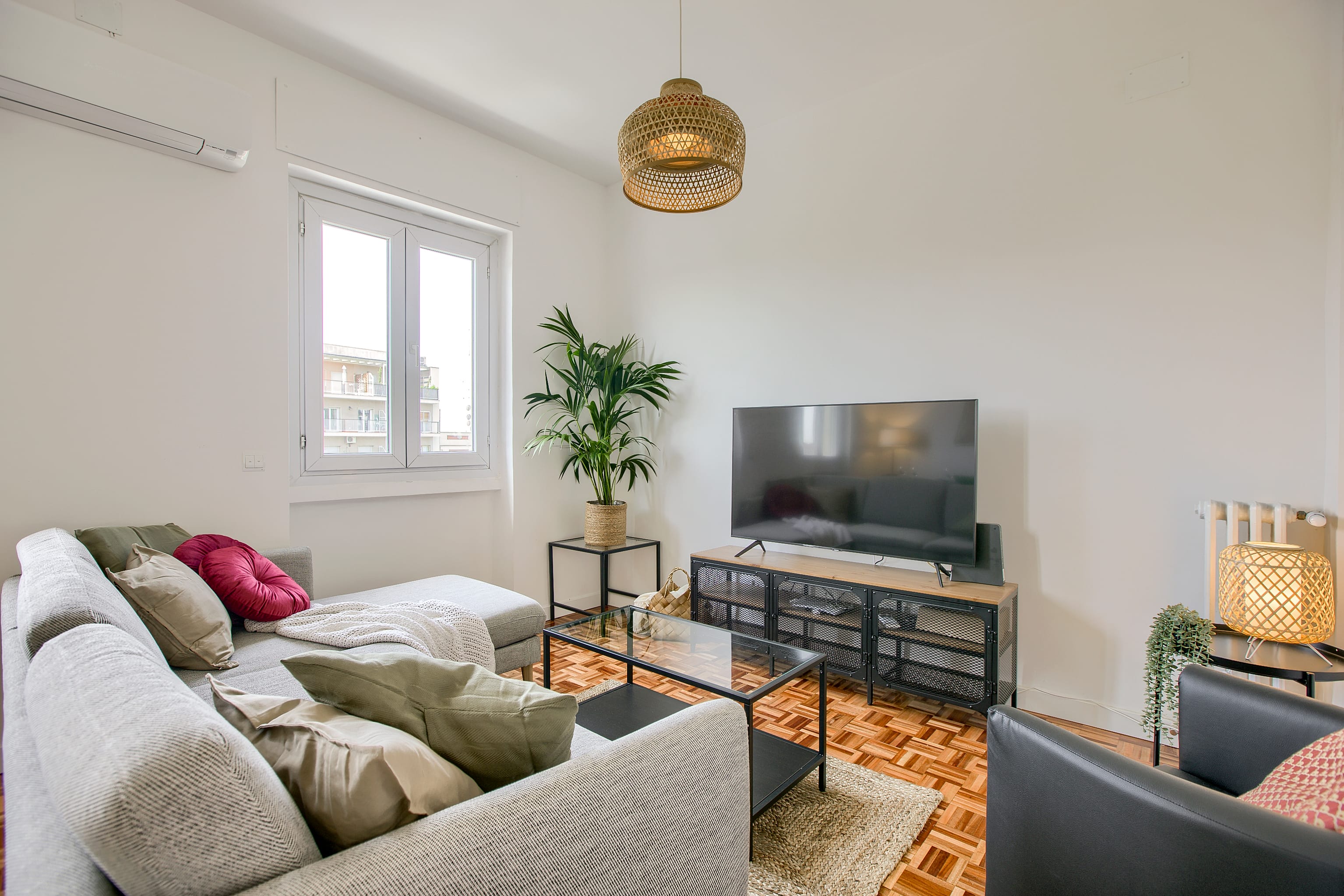 C. las Descargas, 6 - 3